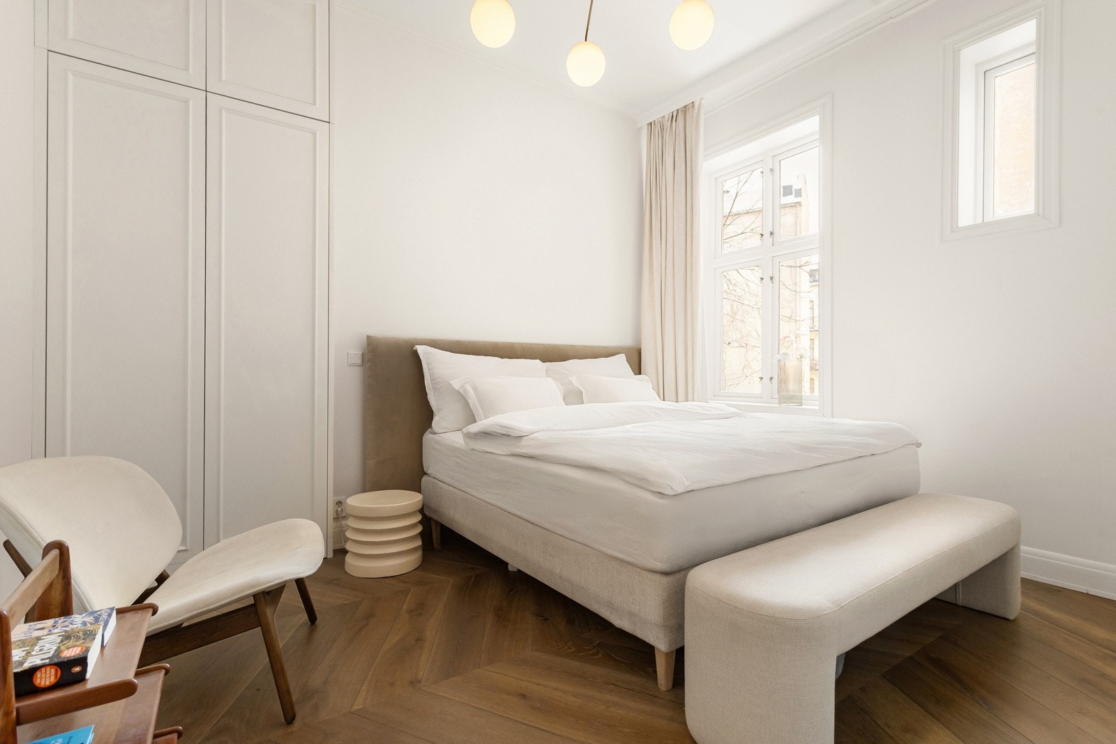 Hovedsoverommet er romslig og har god plass til dobbeltseng og nattbord på hver sin side. Rommet ligger vendt mot bakgård skjermet fra trafikk Galleribilde