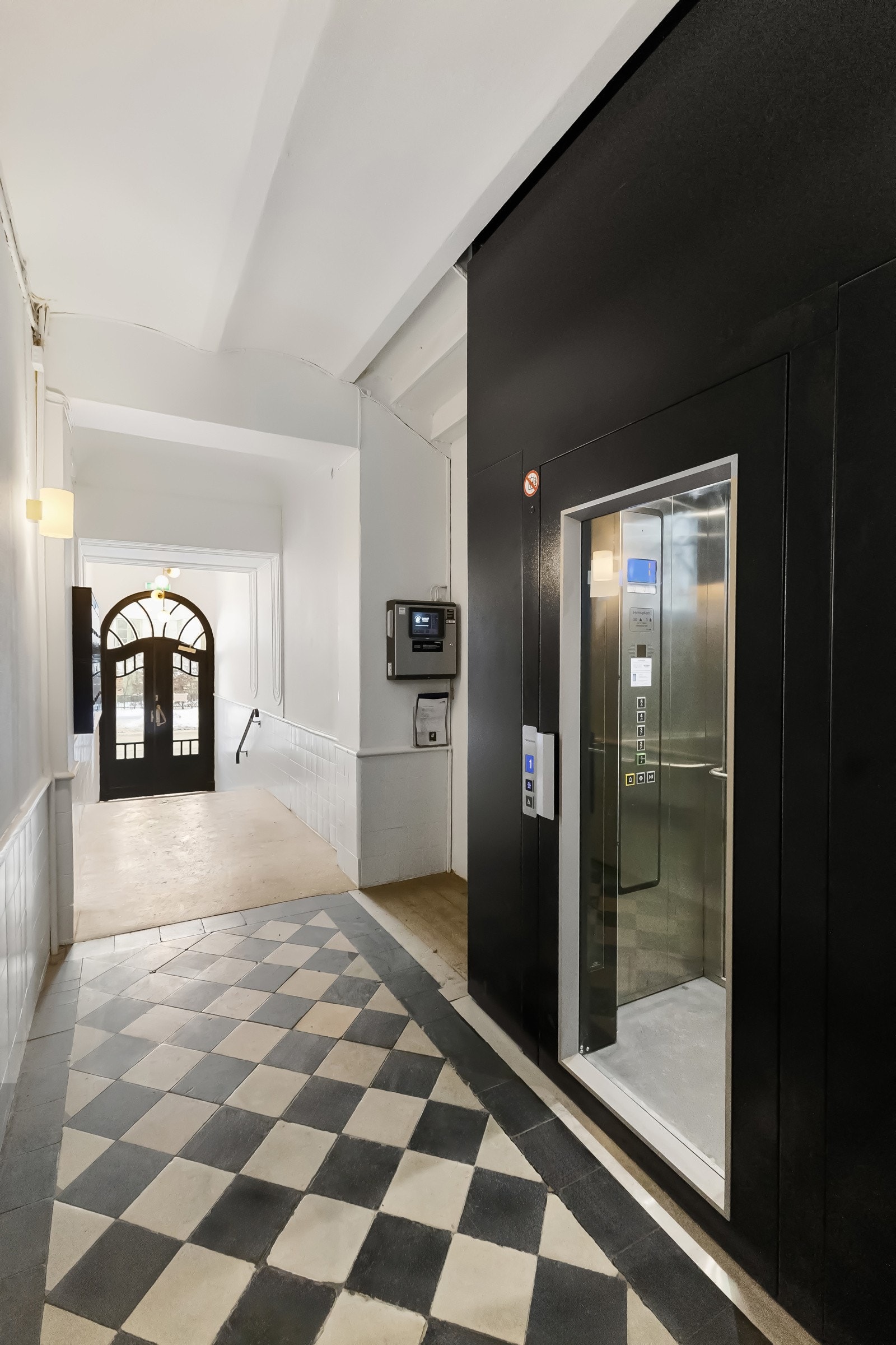 Leiligheten er beliggende i 2.etasje med heisadkomst Galleribilde