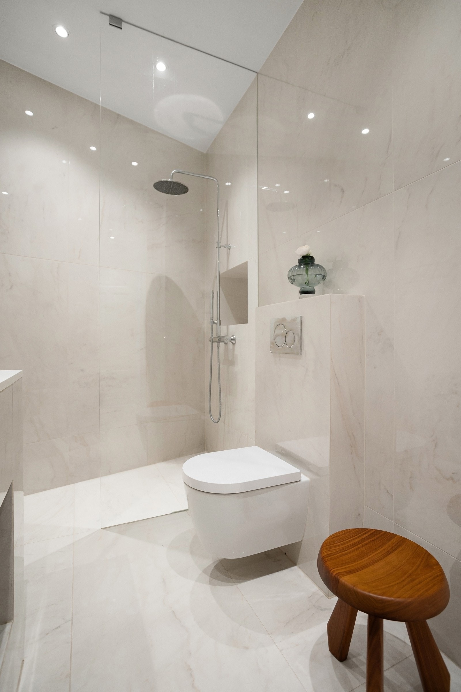 Badet har mekanisk avtrekk og opplegg for vaskemaskin Galleribilde