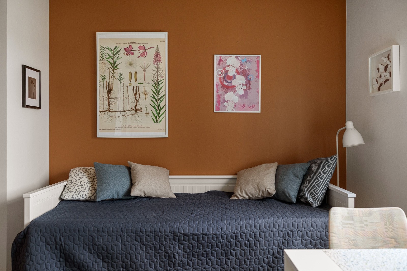 Leiligheten holdes god og lun på vinterstid med sentralvarme til radiatorer. Galleribilde