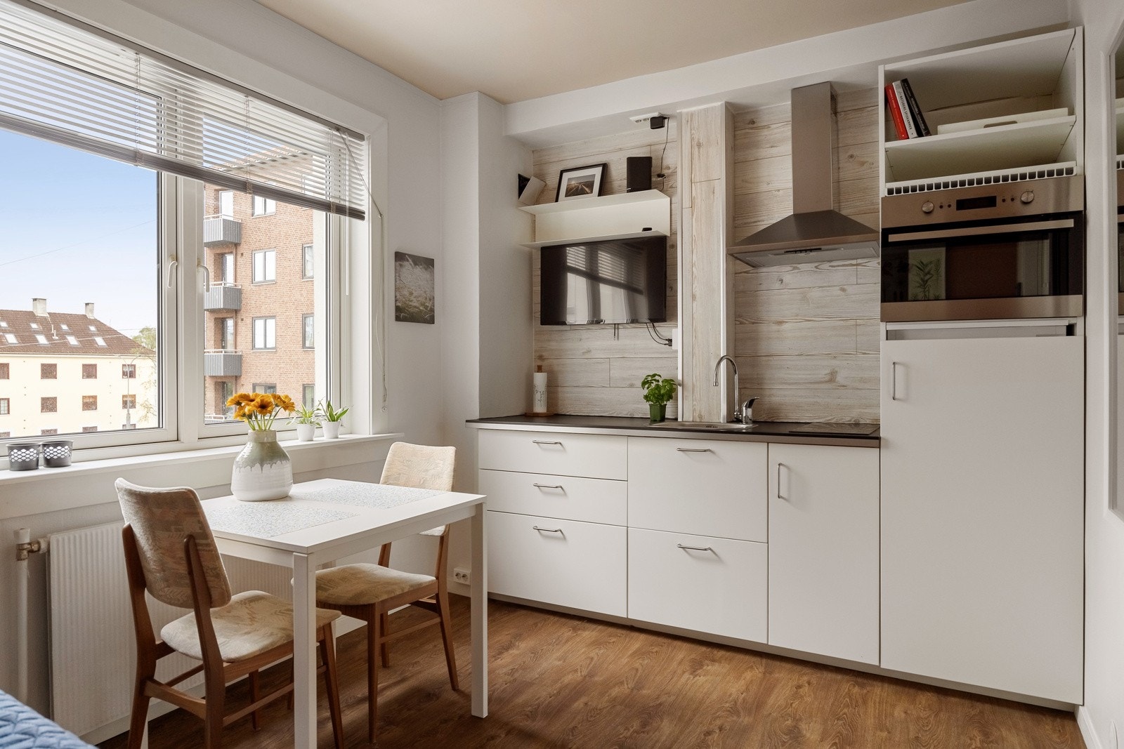 Leiligheten har et lyst og fint oppholdsrom med åpen kjøkkenløsning. Galleribilde