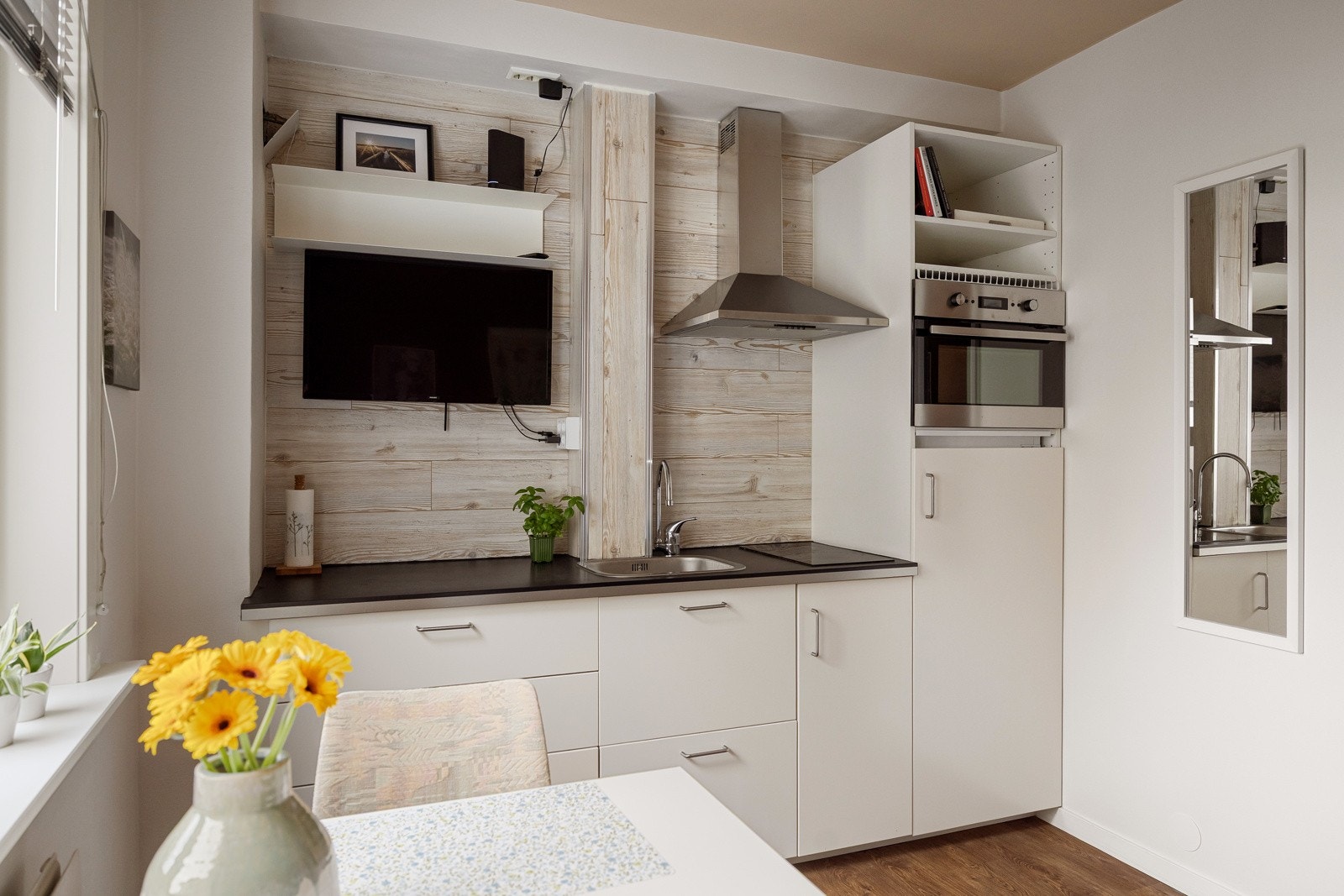 Lys og moderne kjøkkeninnredning som var ny i 2014. Galleribilde