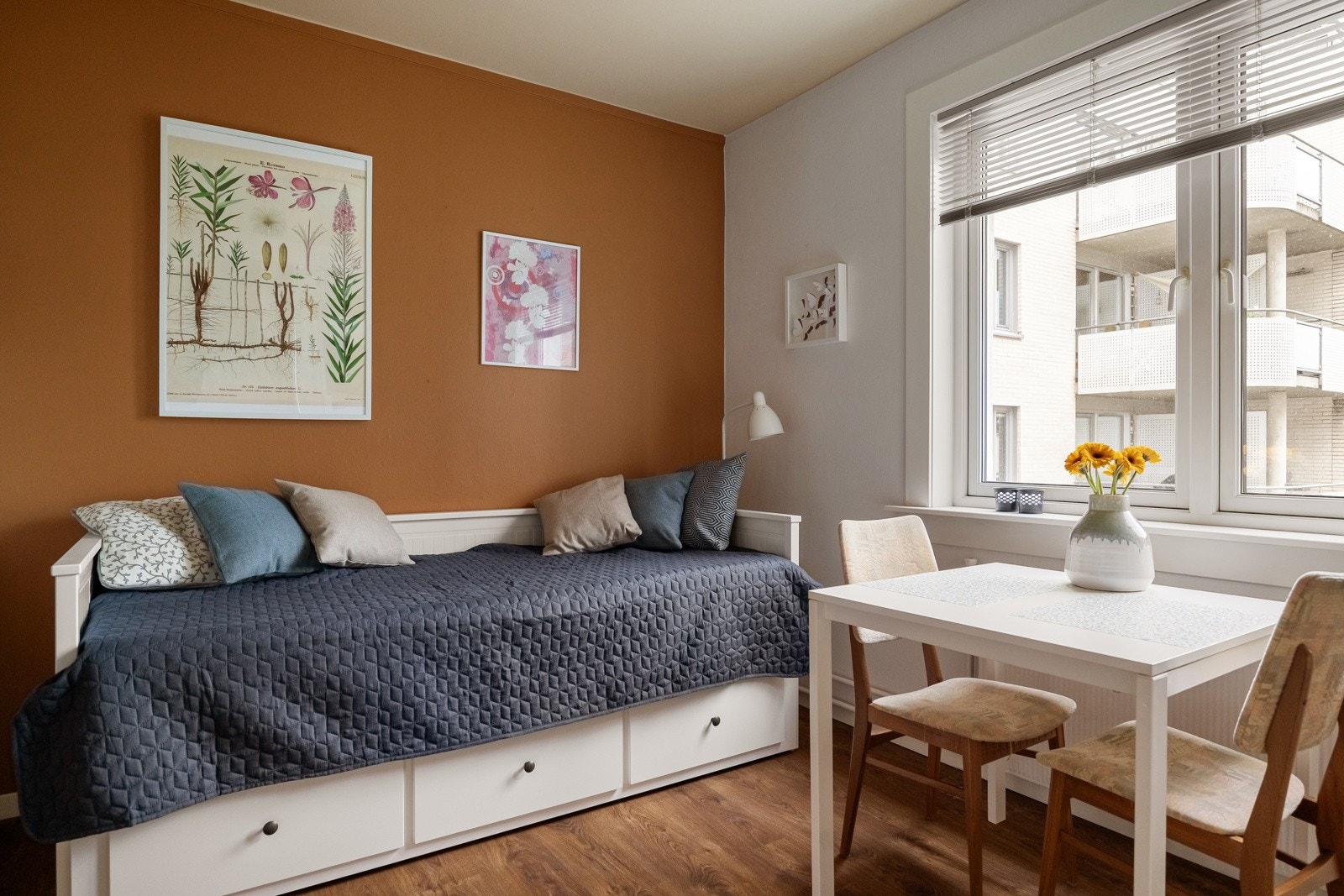 God standard med enstavs laminat på gulv og lysmalte overflater med en fin kontrastvegg. Galleribilde