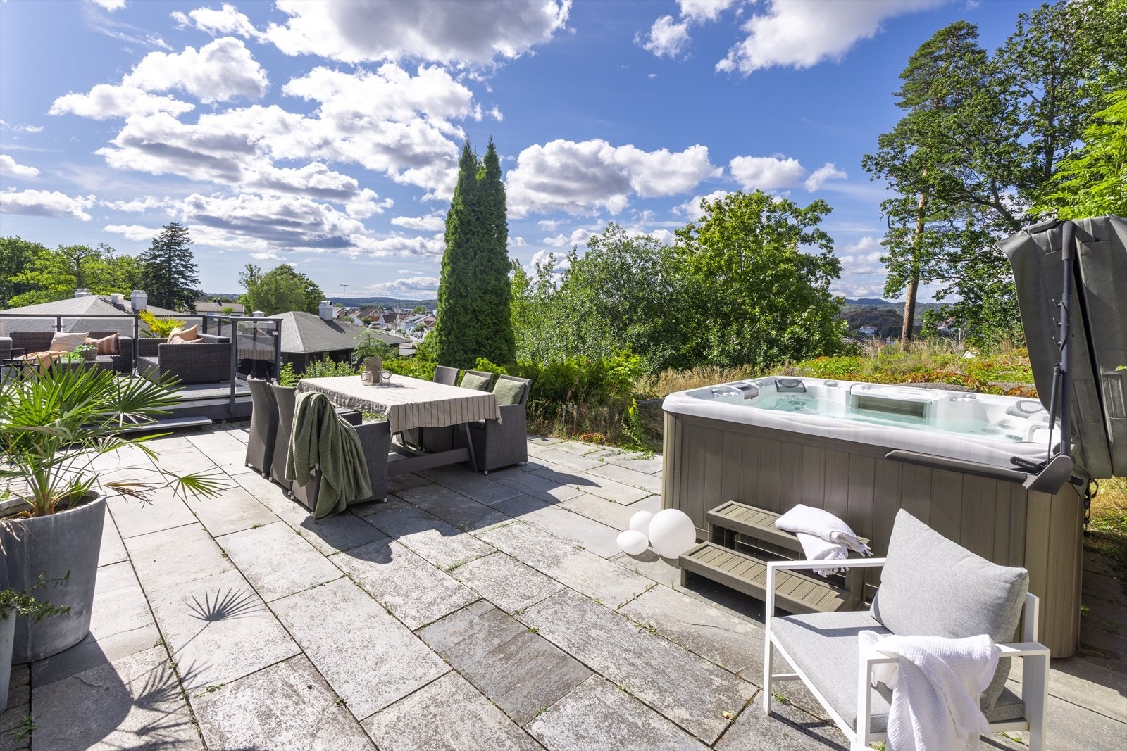 Nydelige uteområder - gjennomgående flott materialbruk - tomten er opparbeidet av landskapsarkitekt Galleribilde