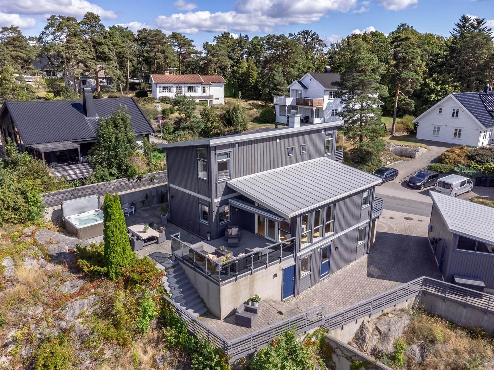 Moderne lettstelt enebolig med fine uteområder, god parkering på egen gårdsplass og romslig garasje Galleribilde