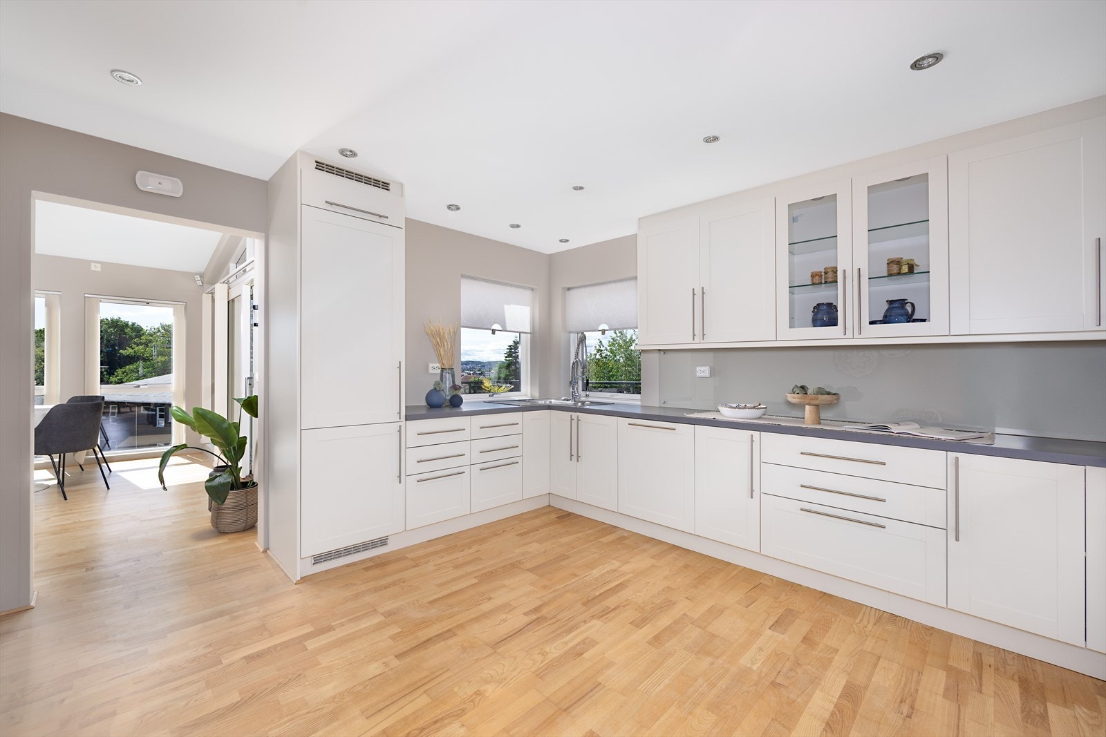 Stort kjøkken med god arbeidsplass og gode lysforhold Galleribilde