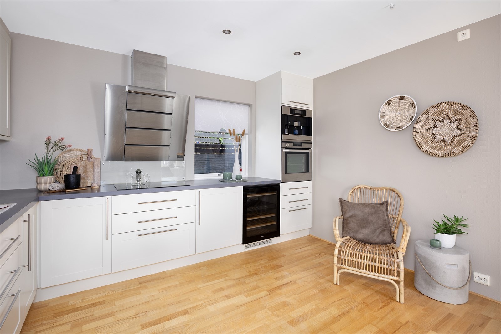 Kjøkken er oppusset i delikate farger og er velutstyrt med bl.a. vinskap og kaffemaskin Galleribilde