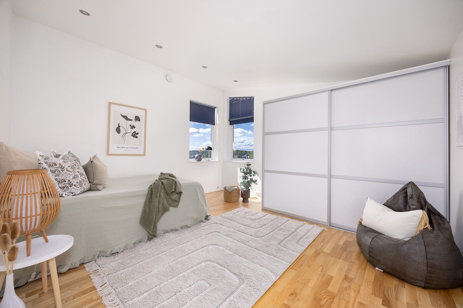 Soverom 2. etg. med stor garderobe og fin utsikt! Galleribilde