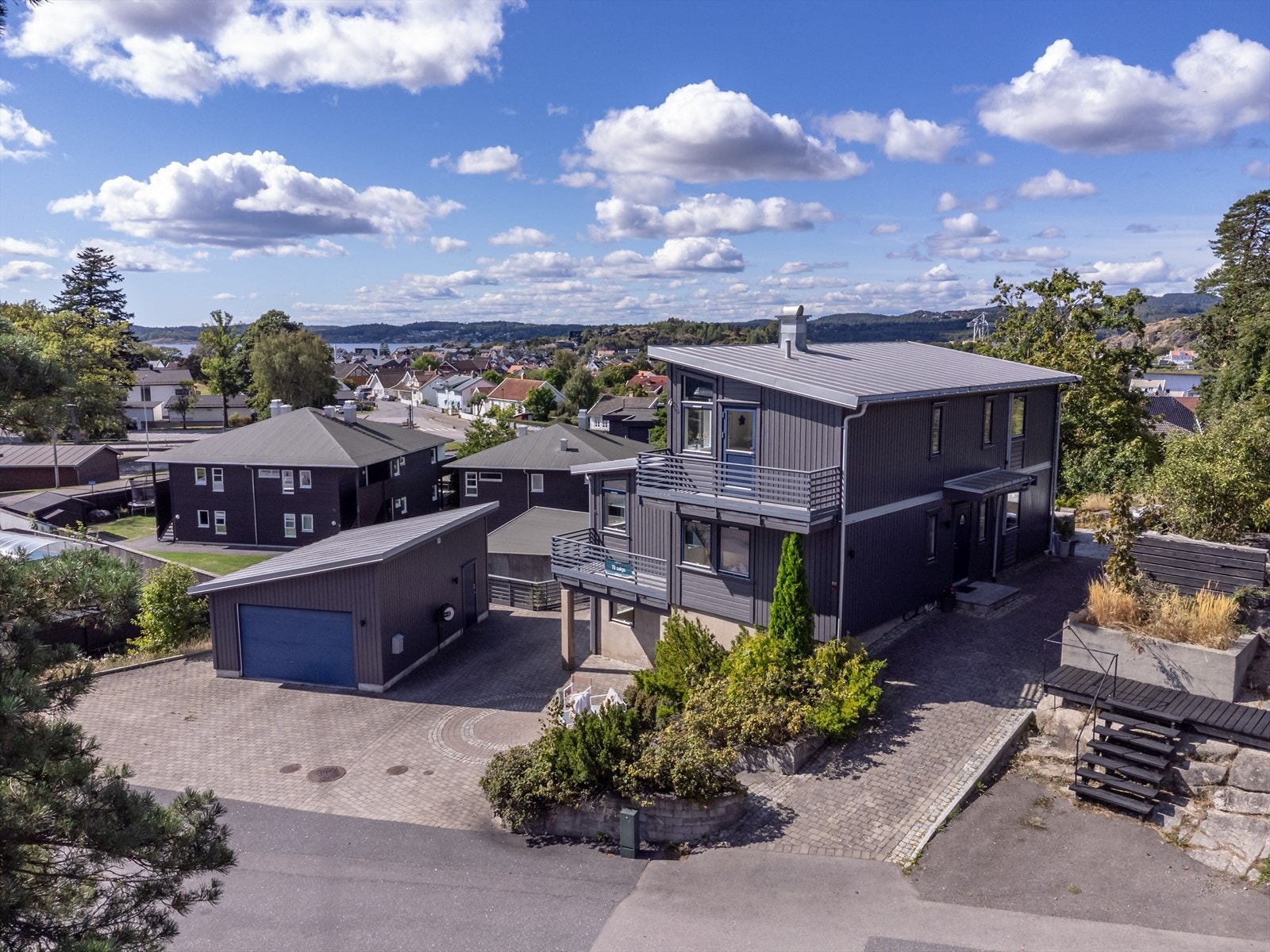 Høyt og fritt beliggende med svært gode solforhold - Populært bomiljø med enkelt vedlikehold og lettstelt tomt Galleribilde