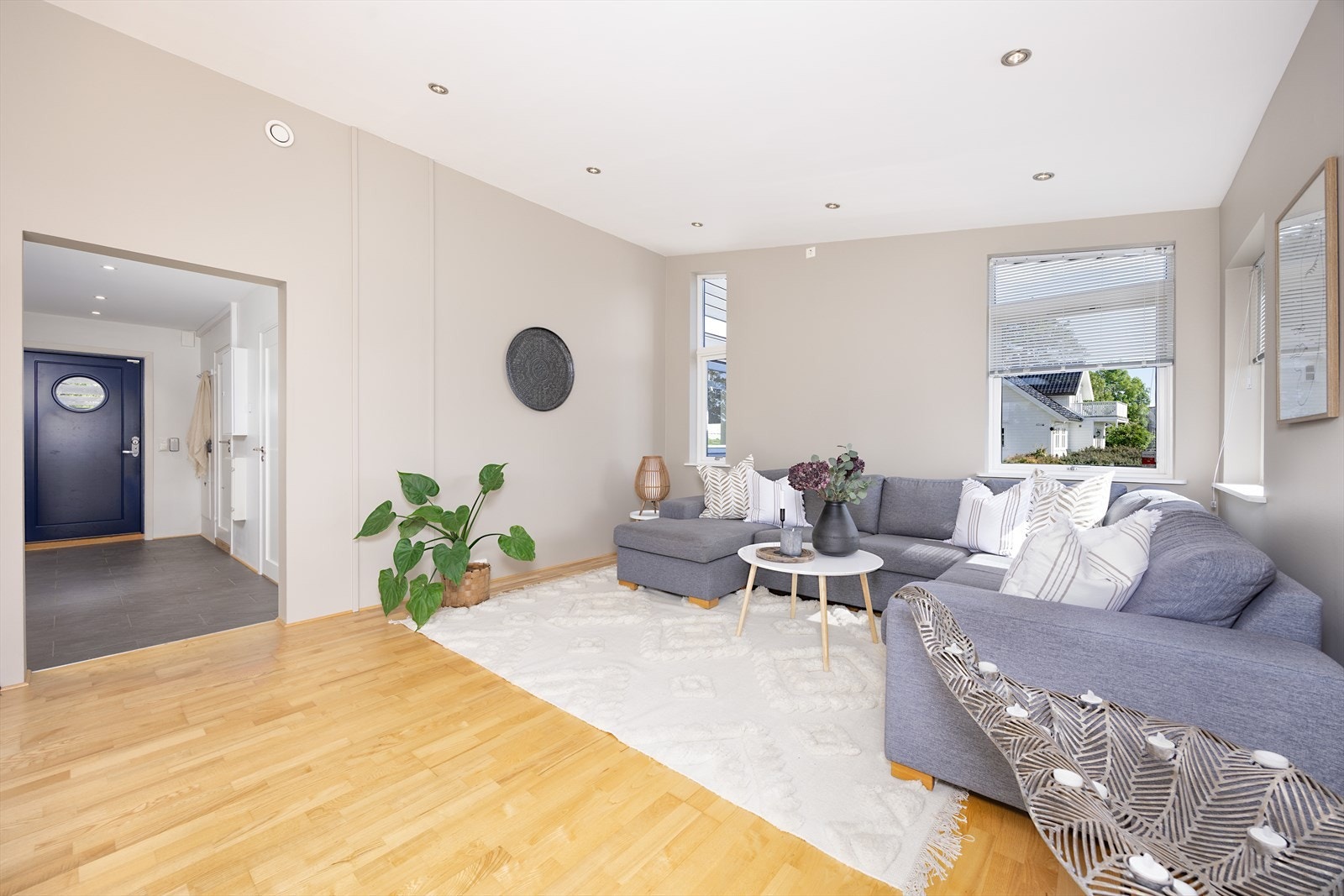 Fra boligens entre på hovedplan kommer man inn i en stor delikat stue Galleribilde