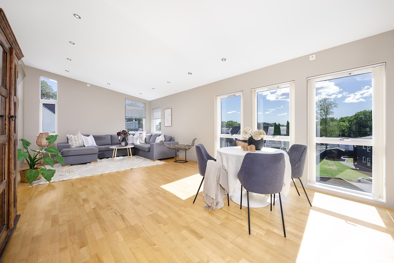 Delikat romslig stue med god takhøyde og store vindusflater Galleribilde