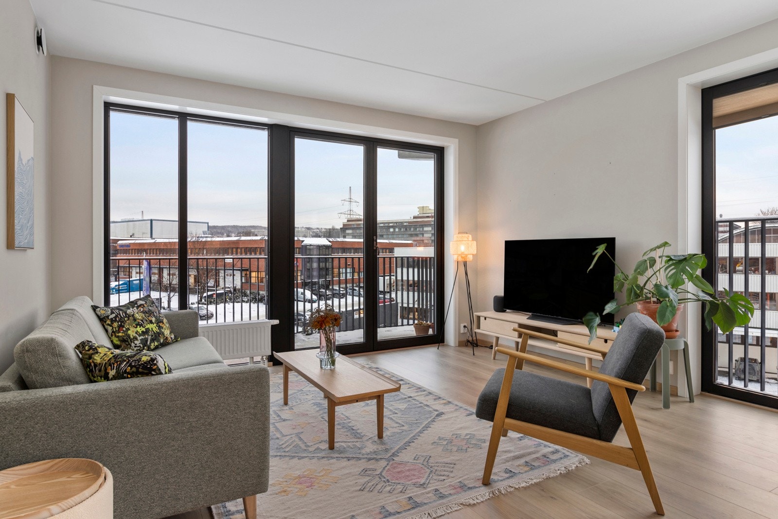 Store vindusflater som gir godt med lys inn. Galleribilde