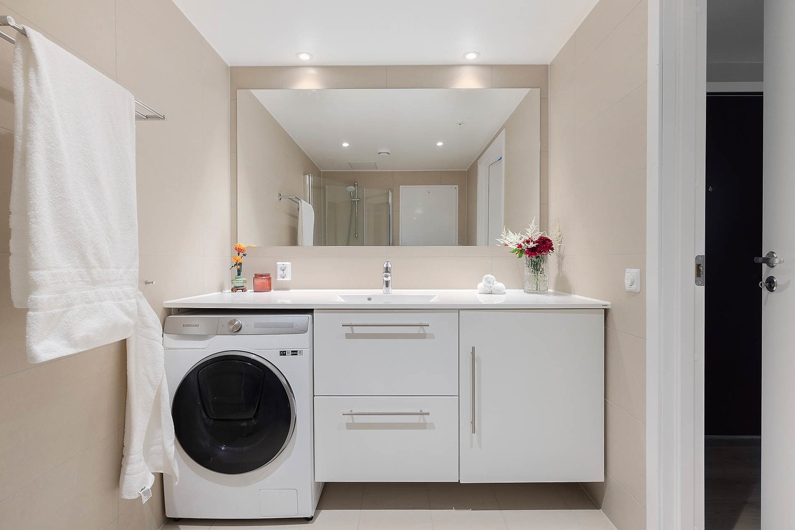 Dusjarmatur er levert montert på vegg. Vegghengt WC med utenpåliggende sisterne. Opplegg til vaskemaskin. Galleribilde