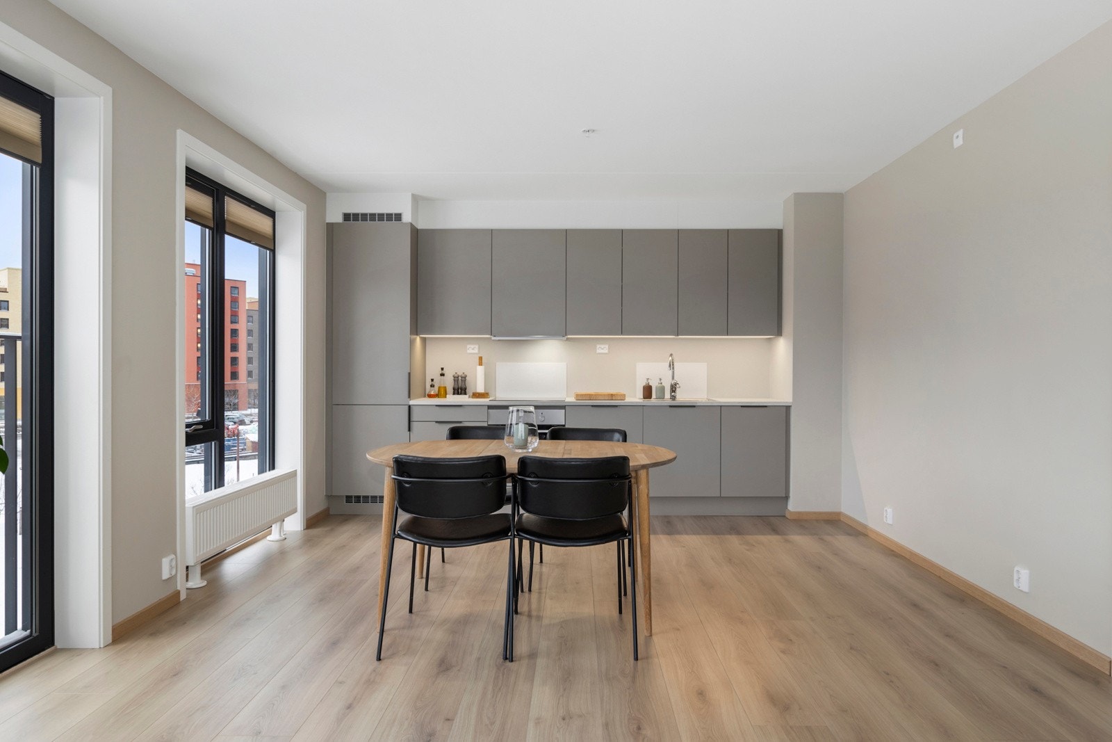 Det er levert integrerte hvitevarer platetopp, innbygningskomfyr, oppvaskmaskin og kombiskap type Electrolux. Galleribilde