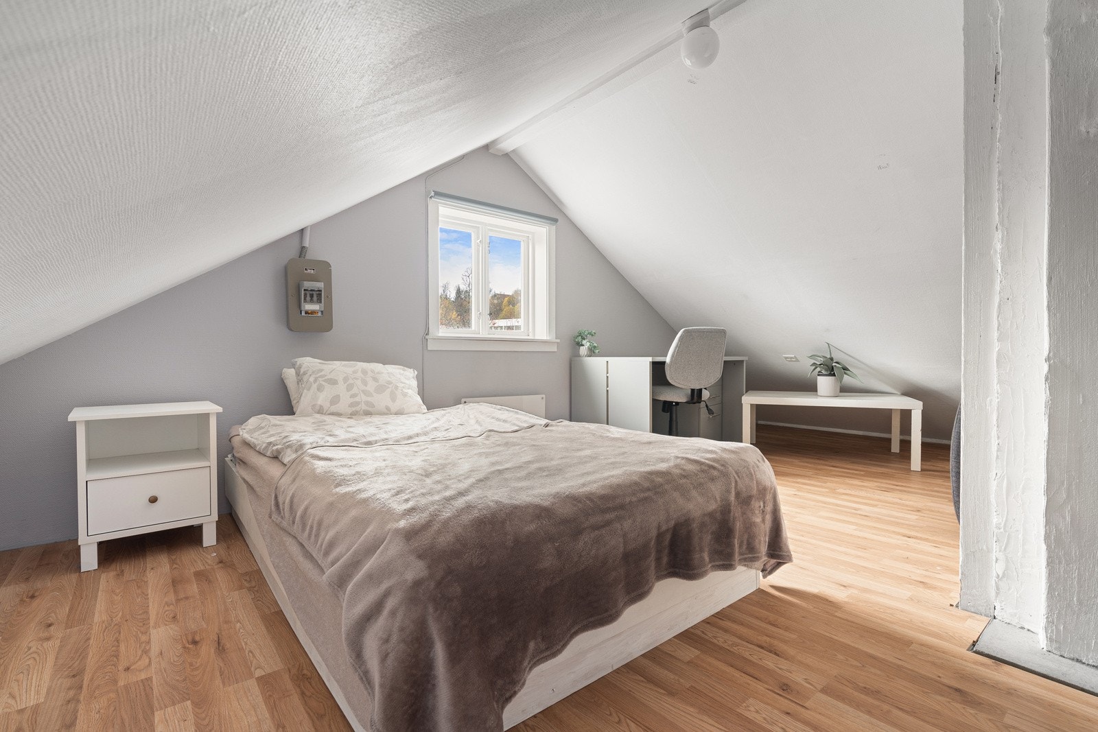 Loftsetasjen er innredet med soverom (ikke godkjent).