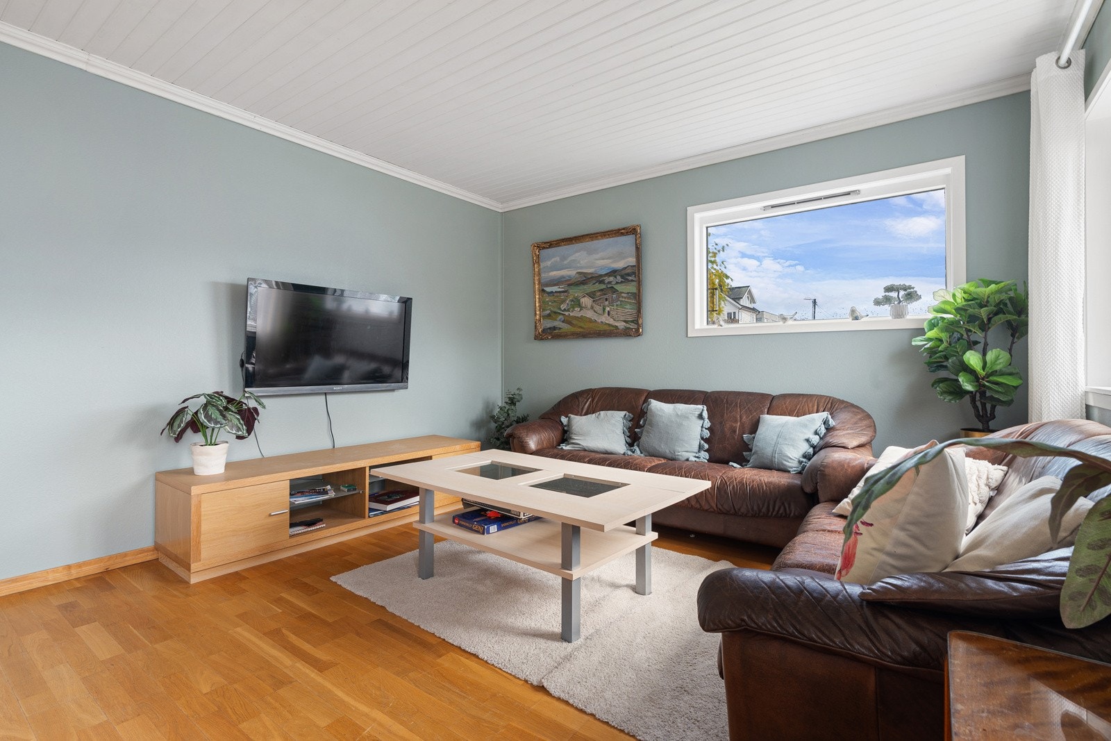 Stuen har store vindusflater, som gir godt med lysinnslipp og rammer inn den flotte utsikten.