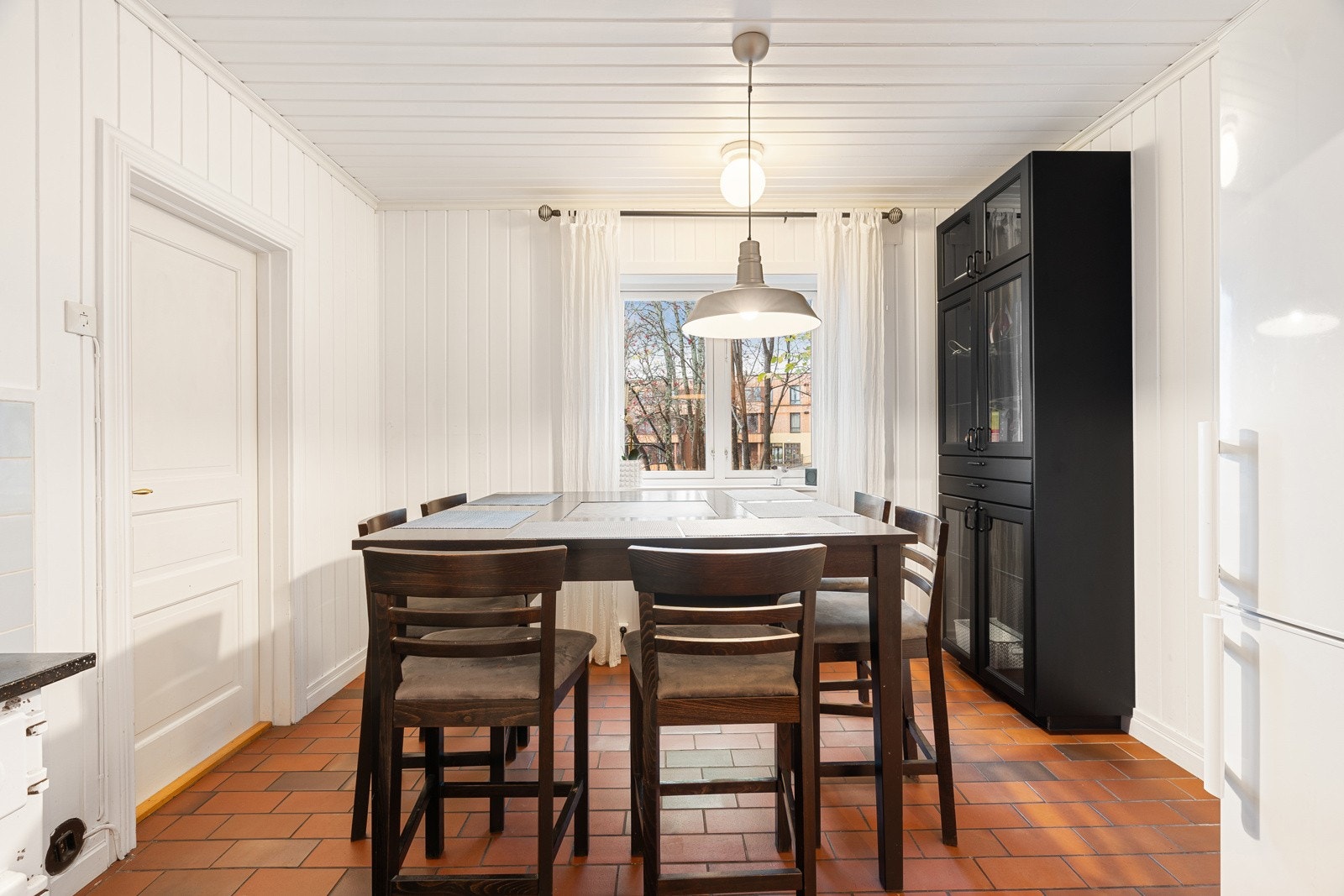 God plass til spisebord også på kjøkkenet. Videre adkomst til TV-stuen/ekstra stue.