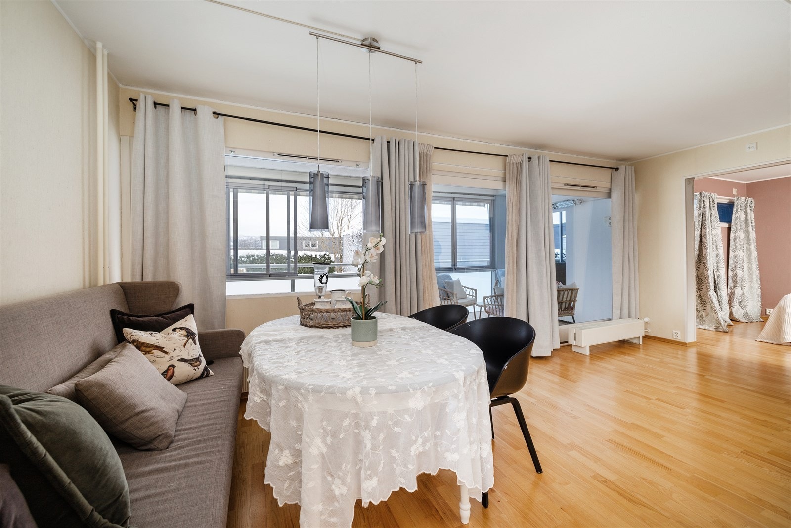 Vannbåren varme i leiligheten via radiatorer. Inkludert i felleskostnadene. Galleribilde