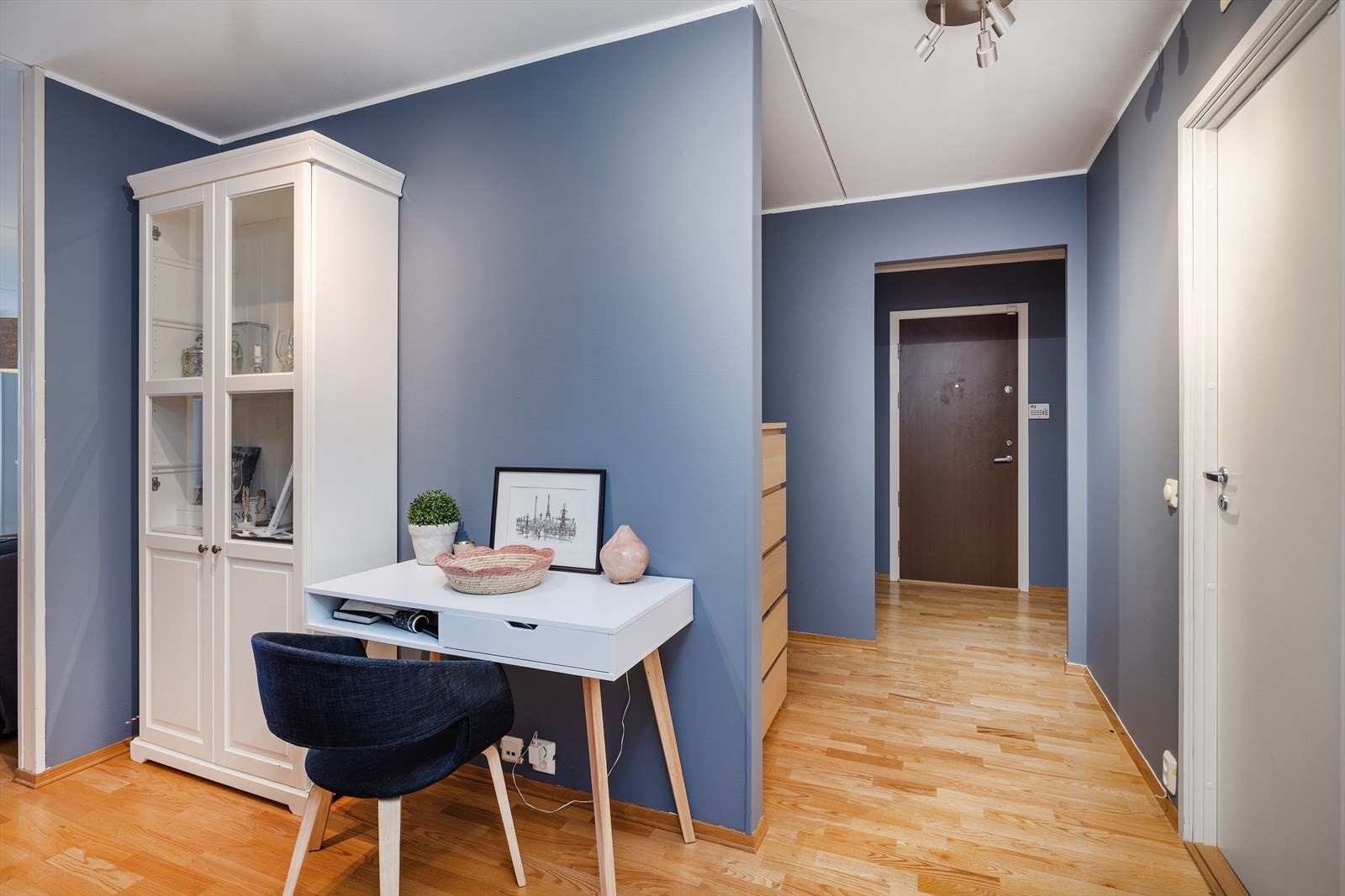 I mellomgangen er det også plass til f.eks. kontorpult, noe som gir gode rammer for hjemmearbeid. Galleribilde