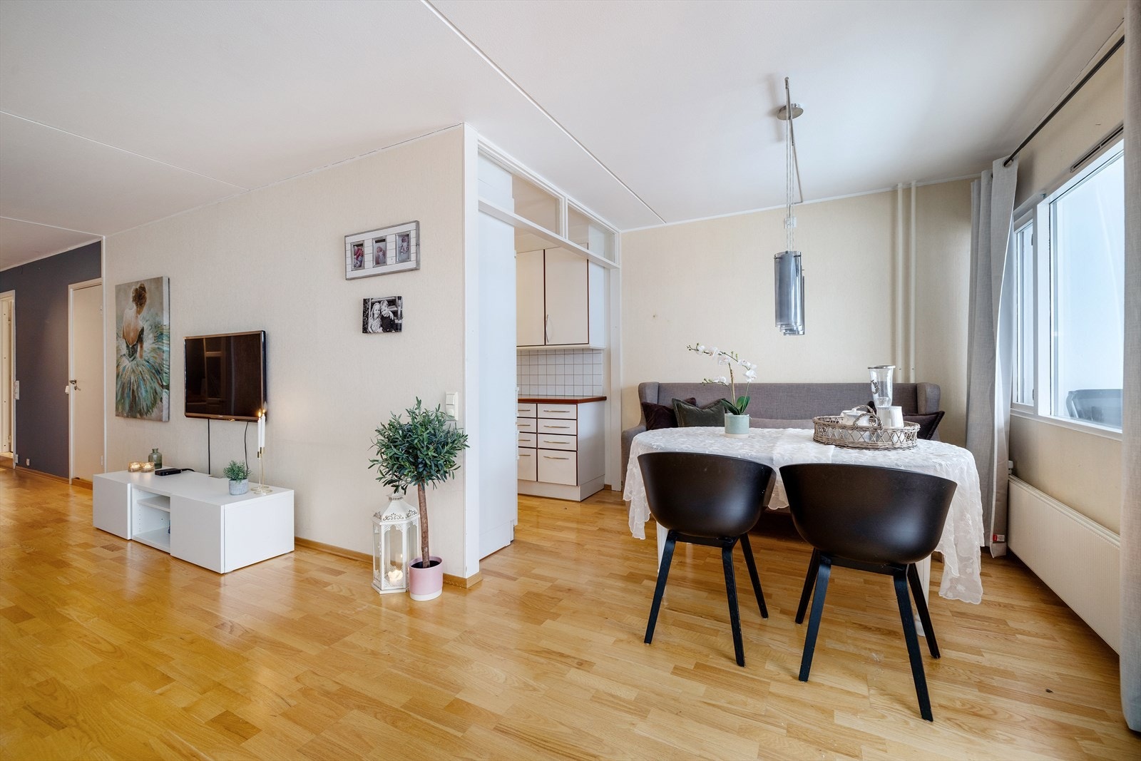 Plass til sofagruppe og mediemøblement, samt et spisebord nærmere kjøkkensonen. Galleribilde