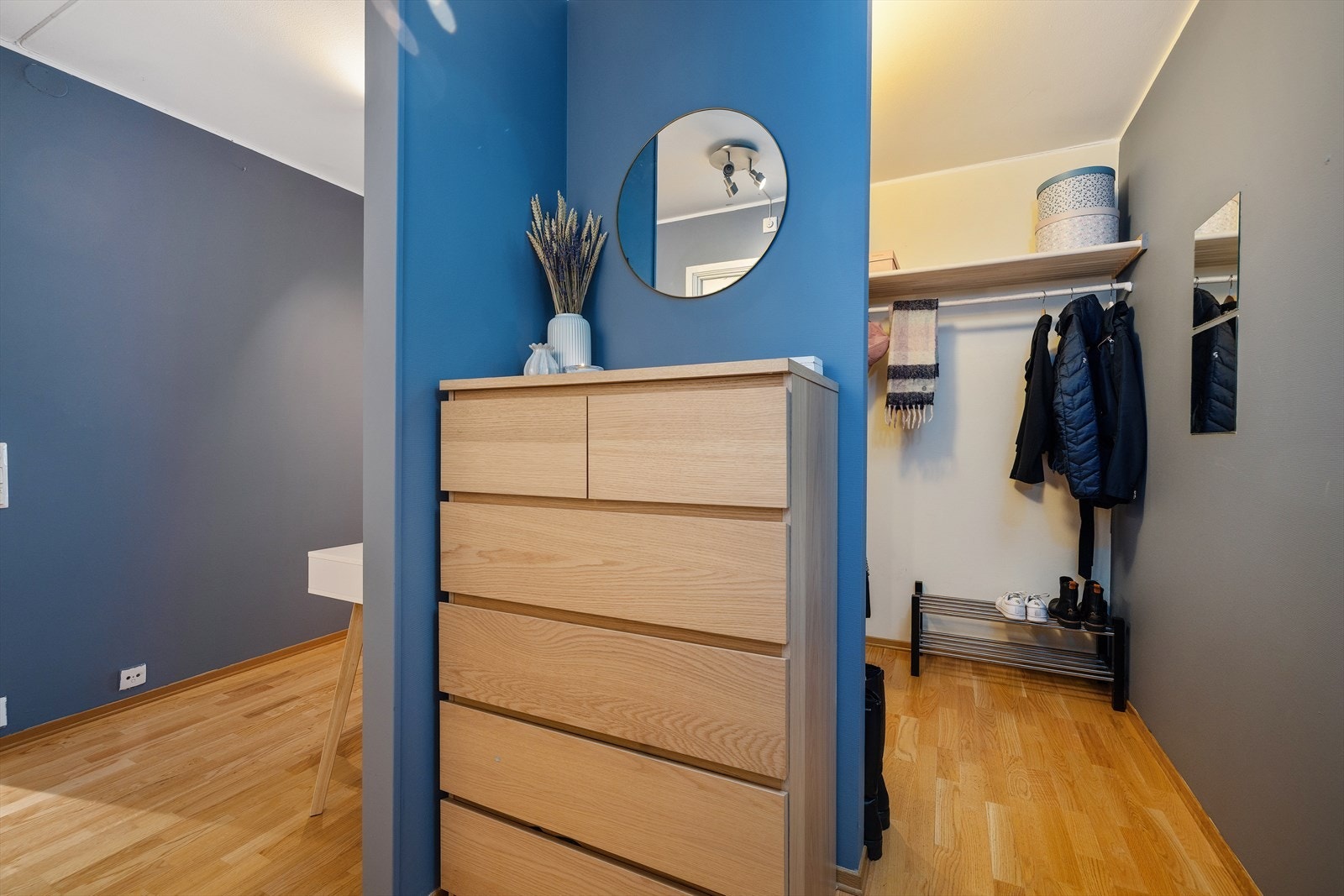 I tilknytning til entreen ligger et omkledningsrom som skaper en fin orden i hverdagen. Galleribilde