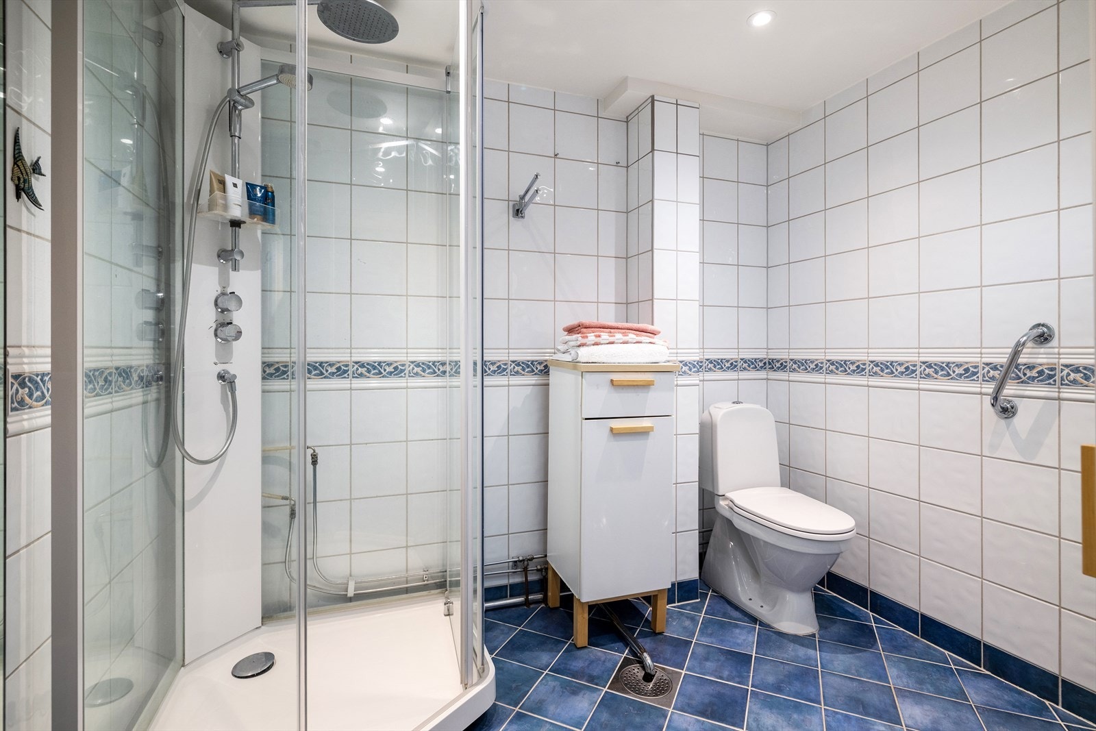 Flislagt baderom med varme i gulvet. Galleribilde