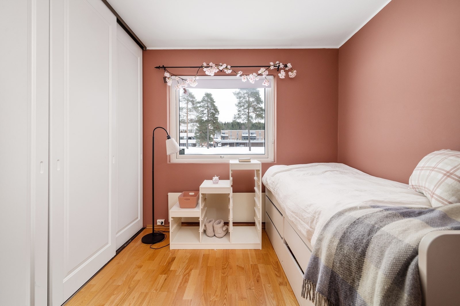 Soverom 2 med skyvedørsgarderobe. Galleribilde