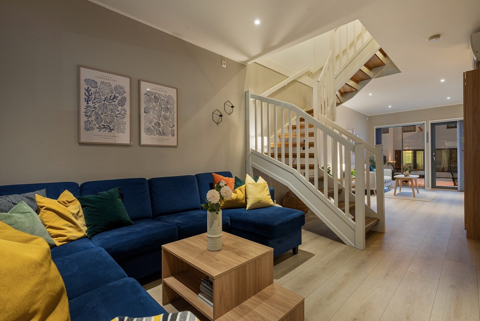 Boligen ble oppført i 2015 og holder gjennomgående tiltalende og moderne standard, med lyse farger og fin planløsning. Galleribilde