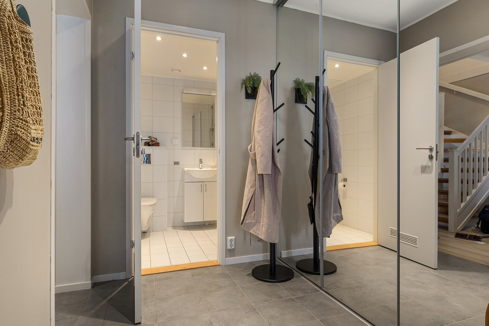 Entré med stor og praktisk skyvedørsgarderobe. Galleribilde