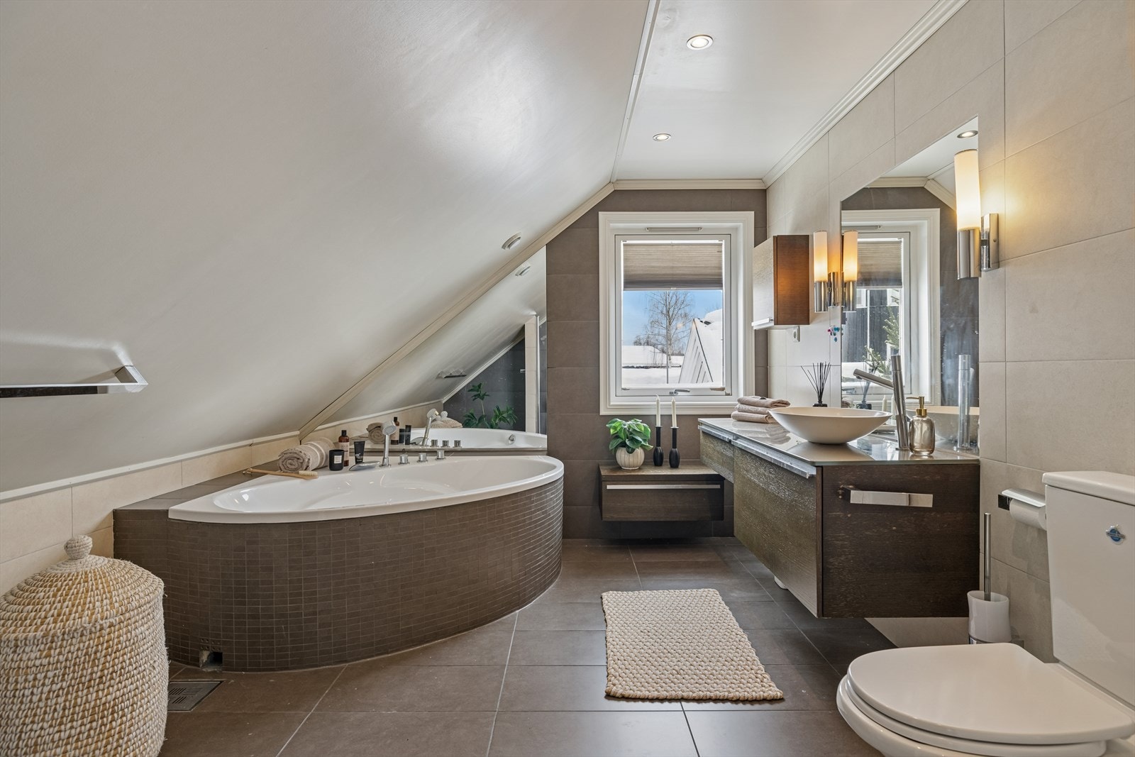 Lekkert helfliset baderom med badekar. Galleribilde