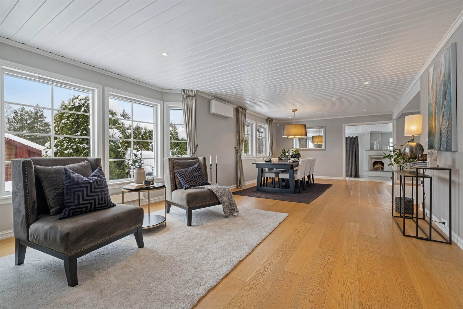 Romslig stue med store vindusflater som gir godt utsyn til hagen og rikelig med naturlig lys inn. Galleribilde