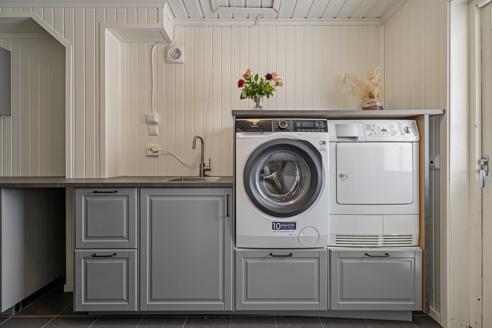 Smart skapinnredning og hyller for plassering av tørketrommel og vaskemaskin. Galleribilde