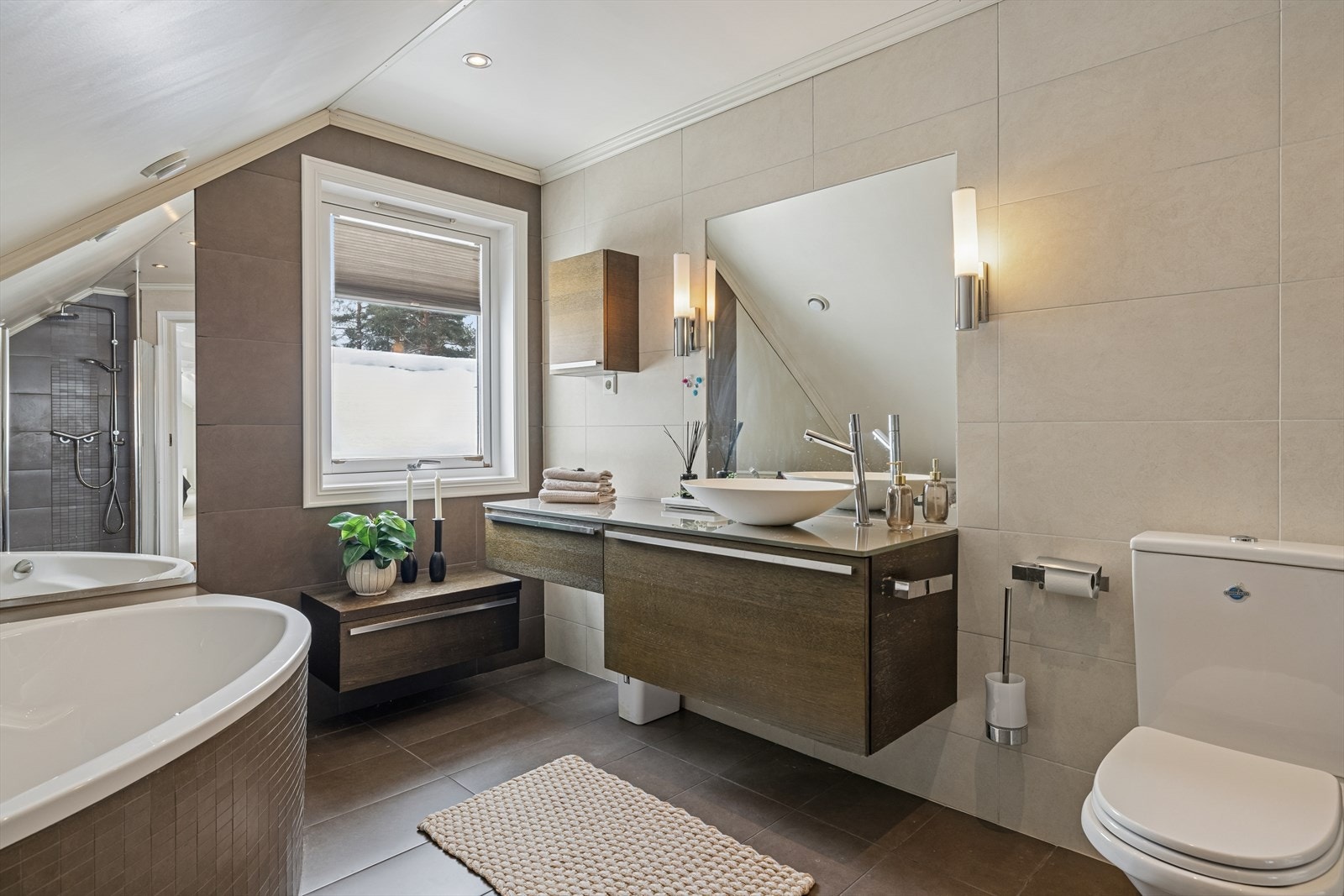 Baderommet er smakfullt innredet med servant oppå innredningen og dusjhjørne. Galleribilde