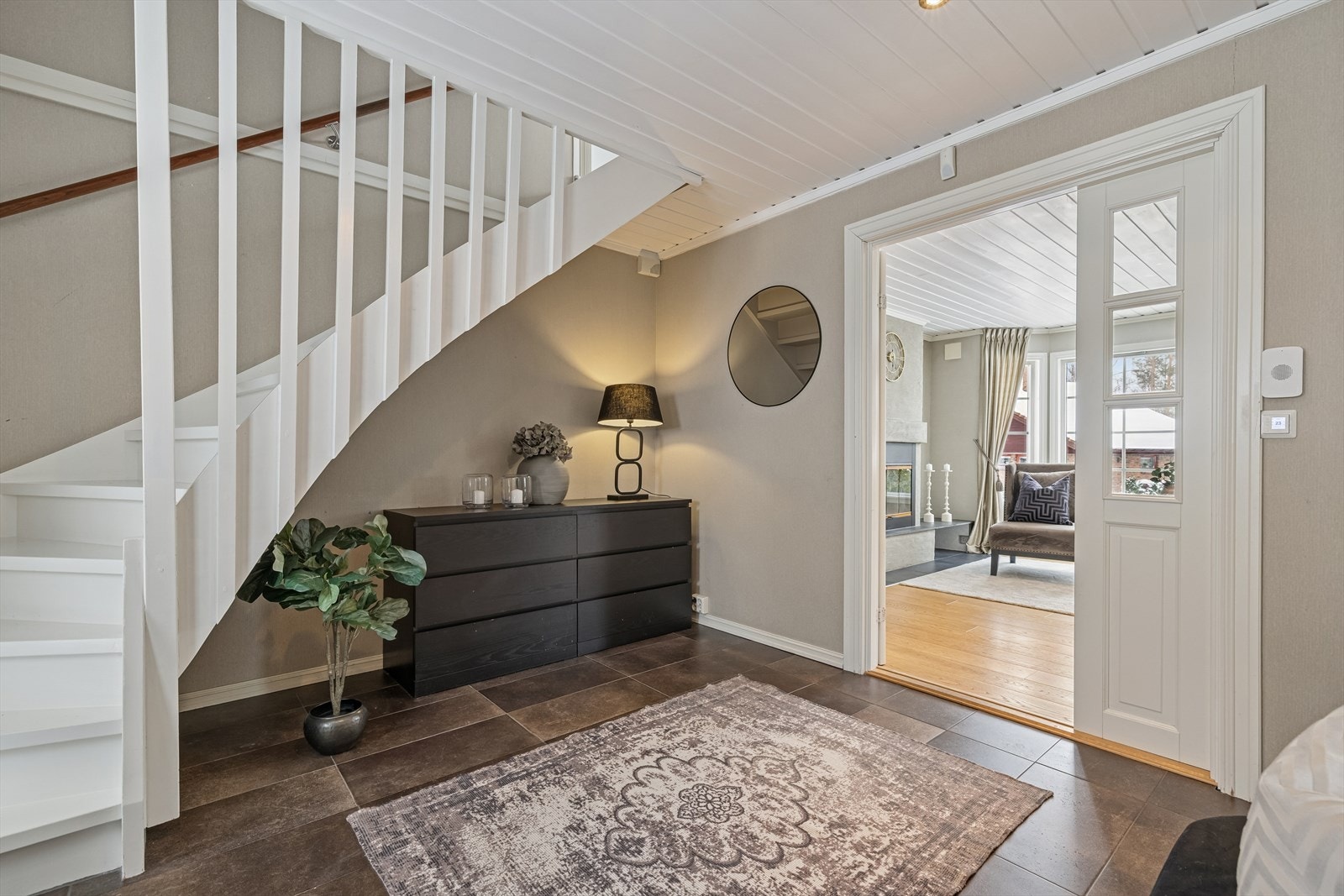 Lekkert inngangsparti med god plass til både garderobe og møblering. Galleribilde