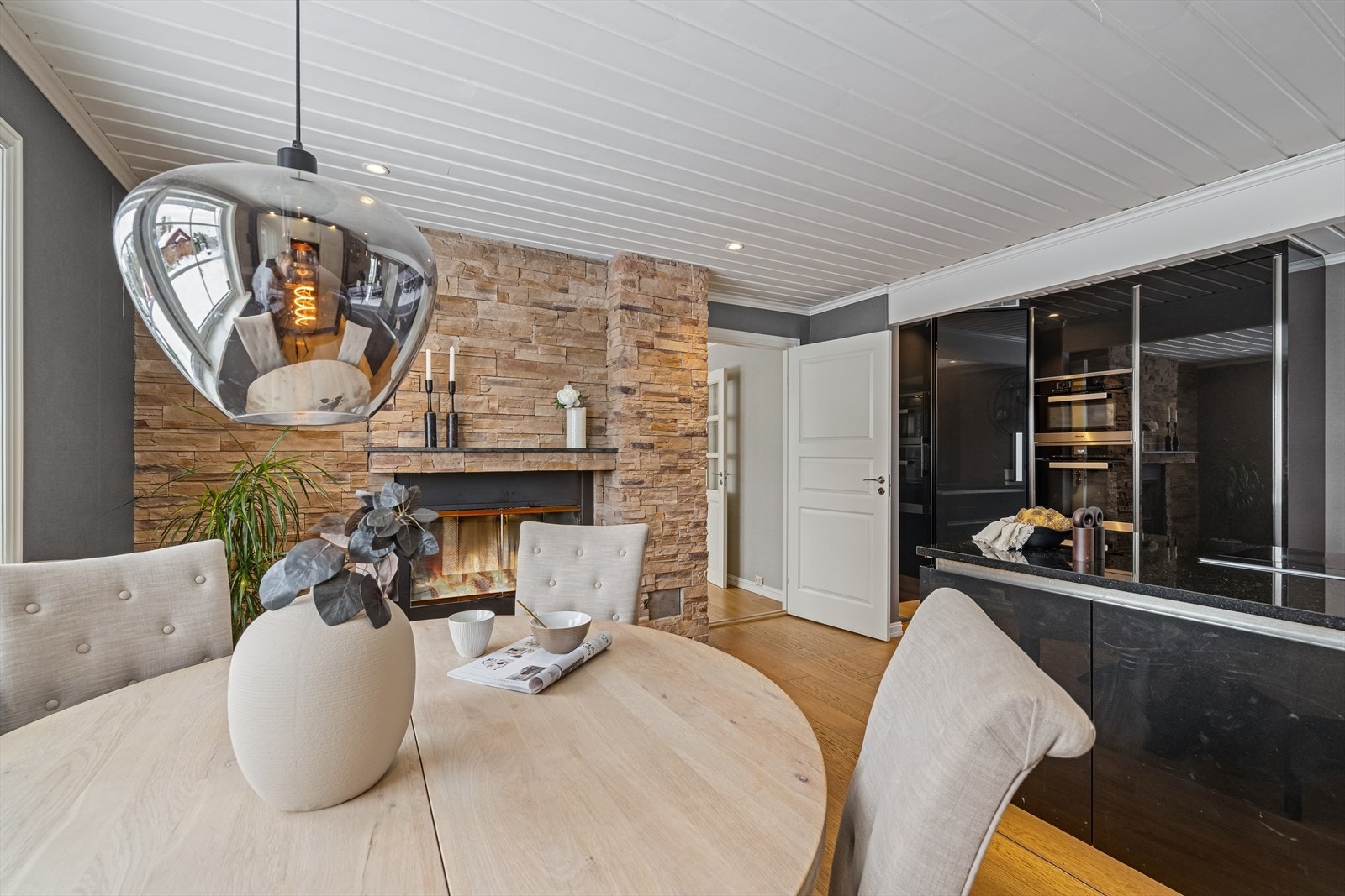 Her er hyggelig spiseplass på kjøkkenet. Galleribilde