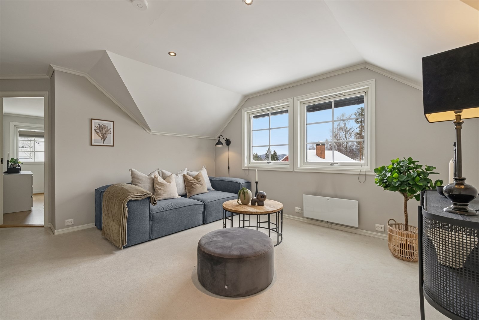 I 2. etasje er det loftstue, tre soverom og baderom. Galleribilde