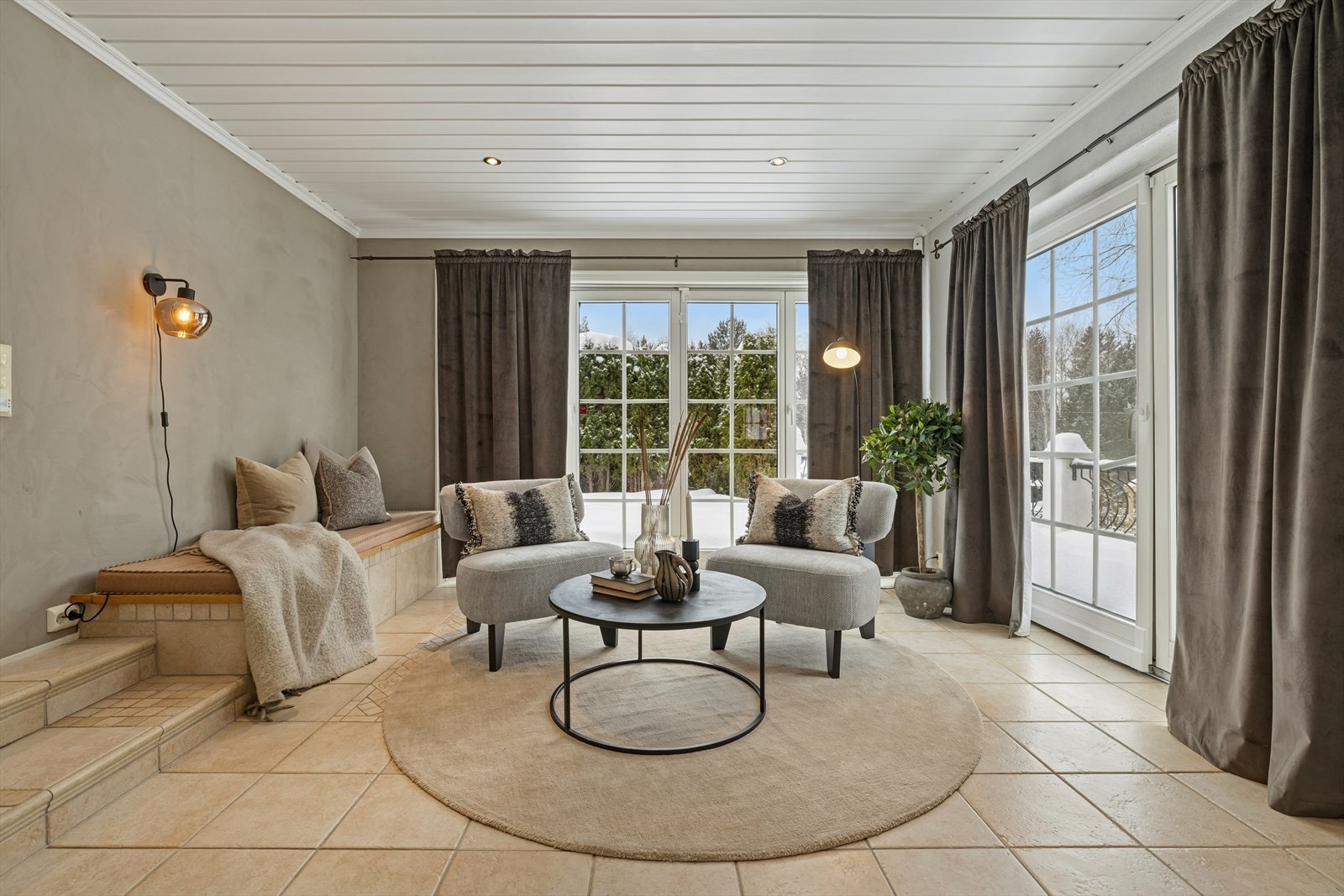 Store vindusflater skaper en flott visuell kontakt med hagen, og utgangen til terrassen gir en sømløs overgang mellom inne- og uterommet. Galleribilde