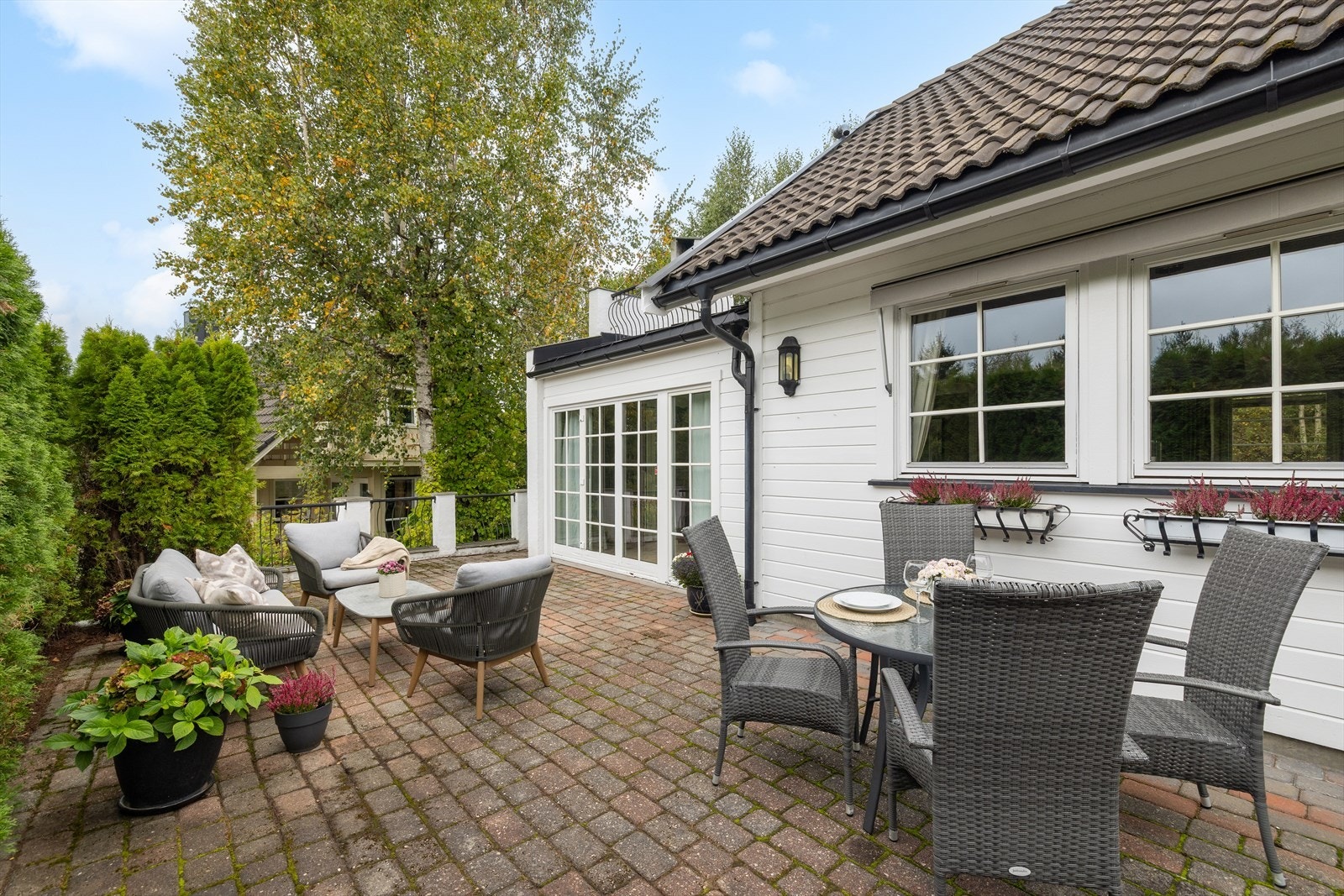 Adkomst til uteområdet via store glassdører fra stuen. Galleribilde