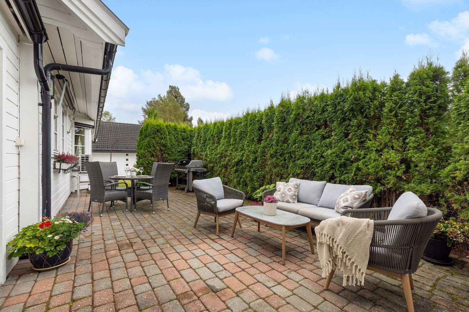 Uteplassen har belegningsstein og god plass til hagemøbler og grillutstyr. Galleribilde