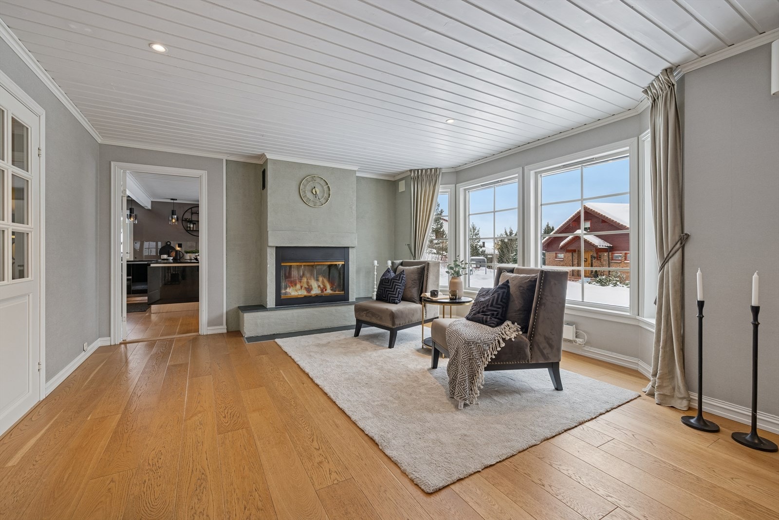 Stuen er lett å møblere i flere soner og den flotte peisovnen fungerer som et naturlig midtpunkt i rommet. Galleribilde