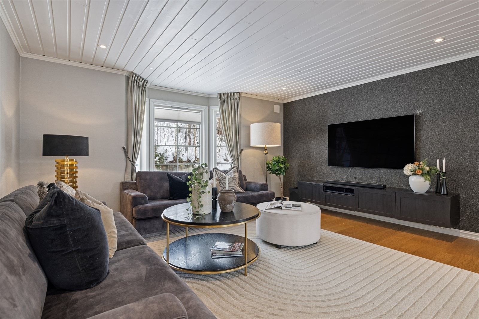 God plass til stor sofagruppe i TV- kroken. Galleribilde