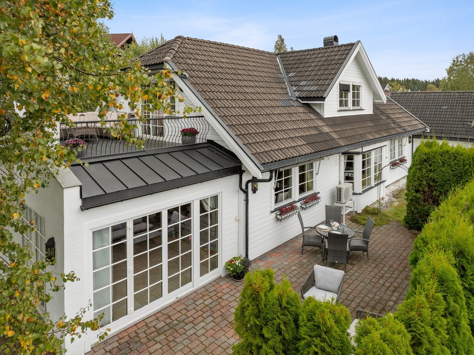 Enebolig på flat tomt med fin hage og garasje i et etablert og familievennlig boligområde på Konnerud. Galleribilde