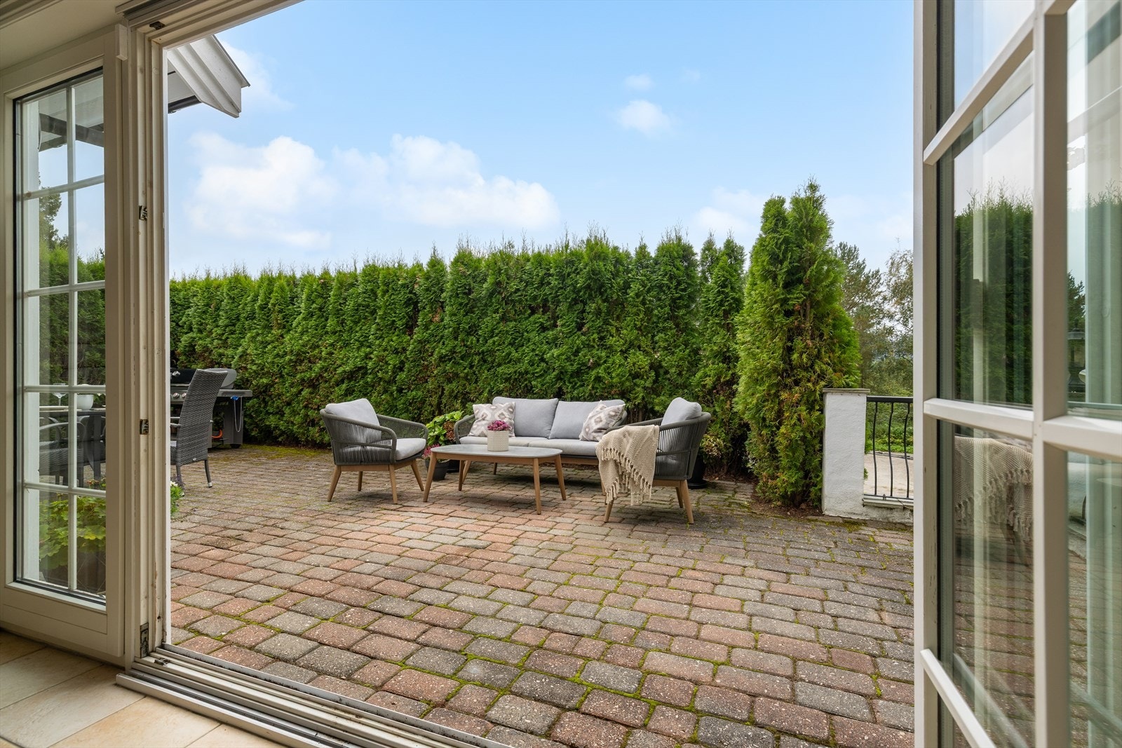 Her er det enkel adkomst til uteplassen, som byr på god plass til både utemøbler og grillutstyr, perfekt for hyggelige dager og kvelder utendørs. Galleribilde