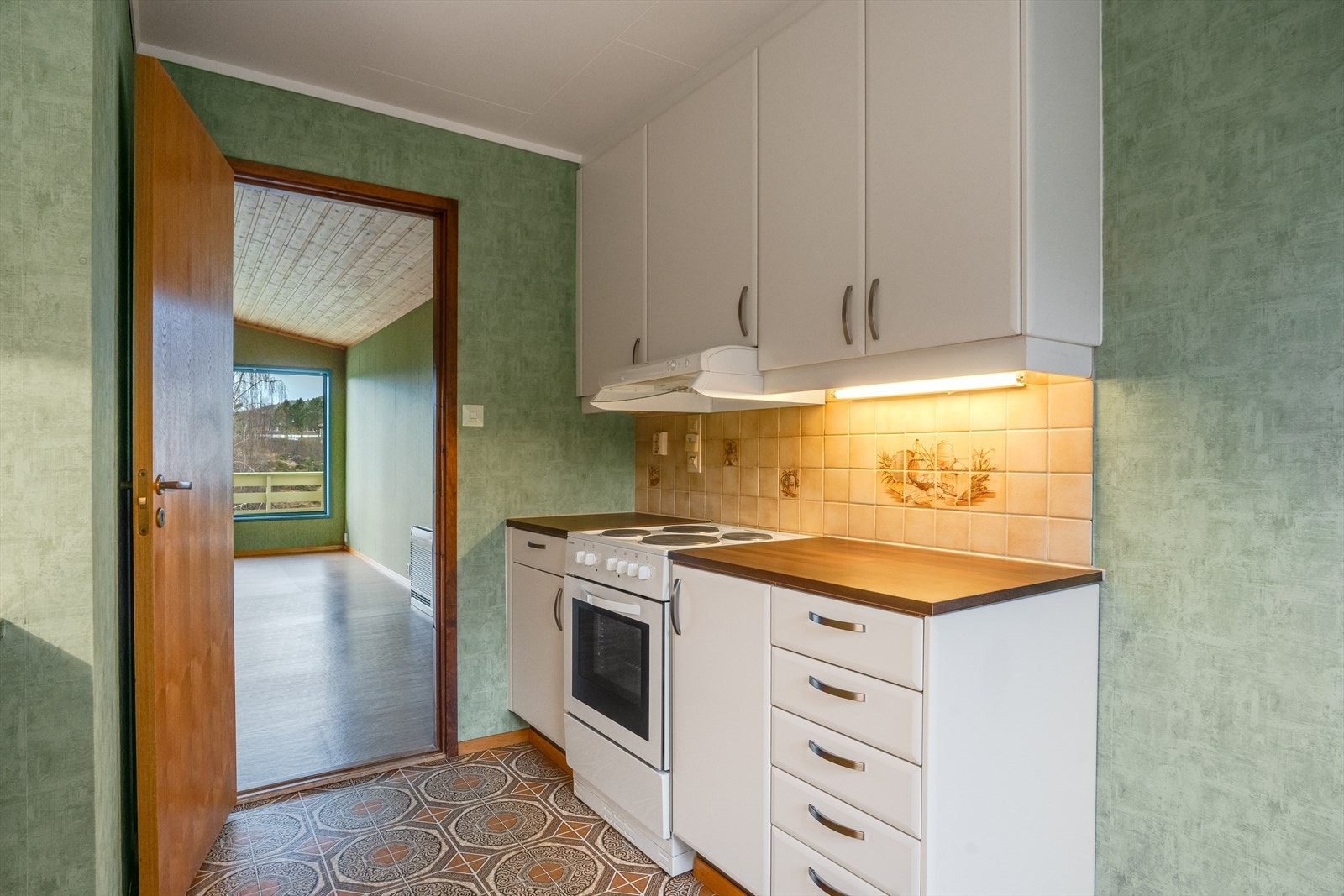Back splash mellom over og underskap for enklere renhold Galleribilde