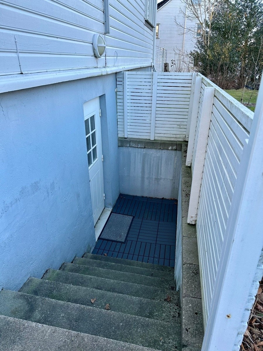 Leiligheten ligger en trapp ned og er del av en seksjonert bolig. Galleribilde