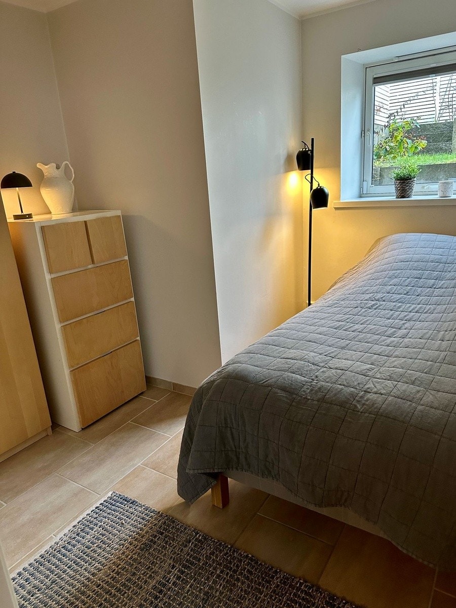 Det andre soverommet med vindu ut mot hagen og terrassen. Bildet er tatt fra inngangen til rommet. Galleribilde