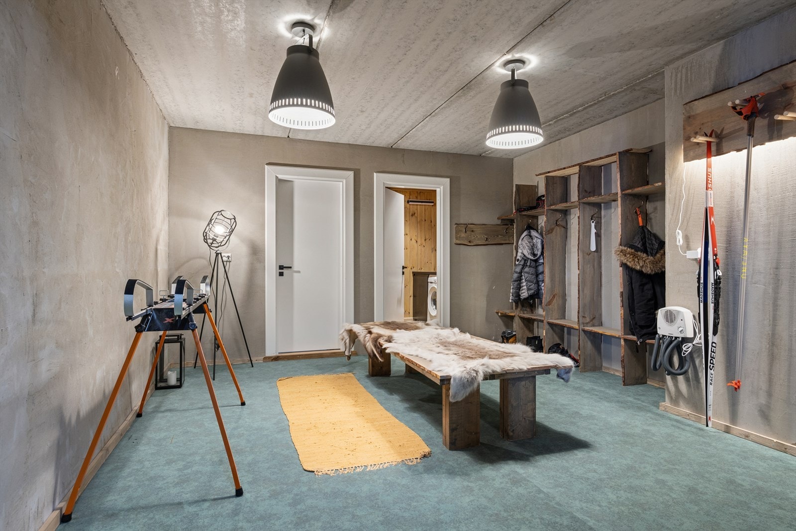 Skistall med gjennomtenkte garderobeløsninger - her finner alt sin plass. Slitesterkt teppe tåler både snø og vann - gå rett inn med sko uten bekymring. Galleribilde