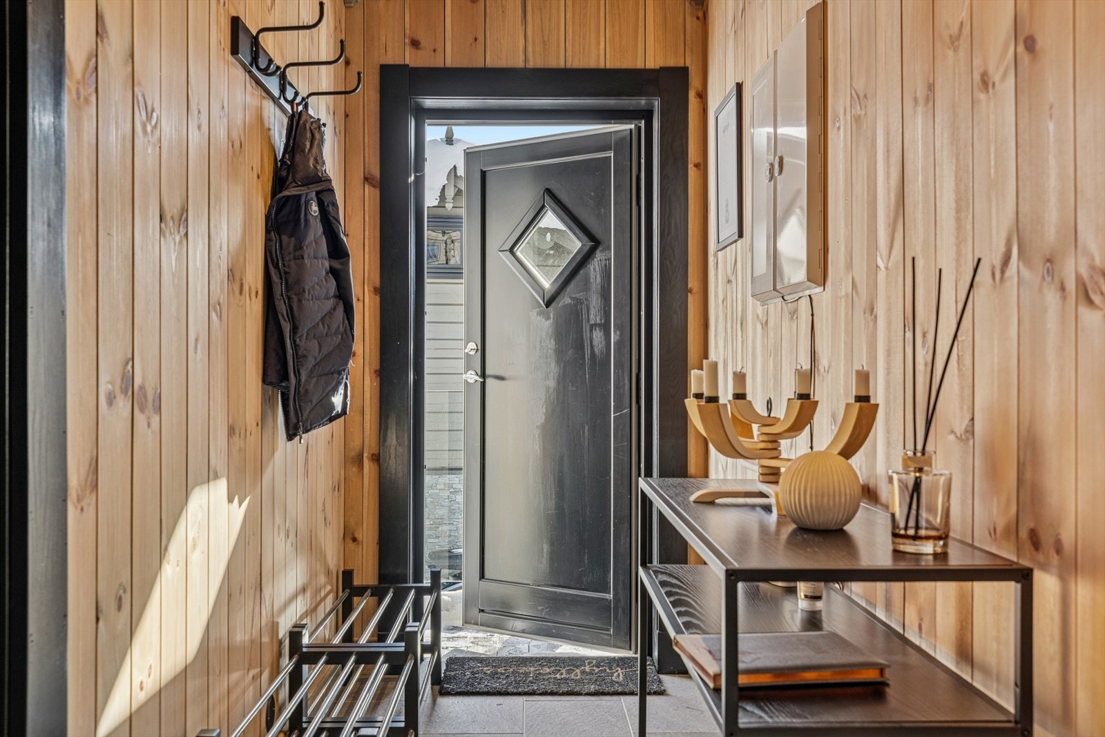 Med inngang i to etasjer har man enkel adgang til hytta. Galleribilde