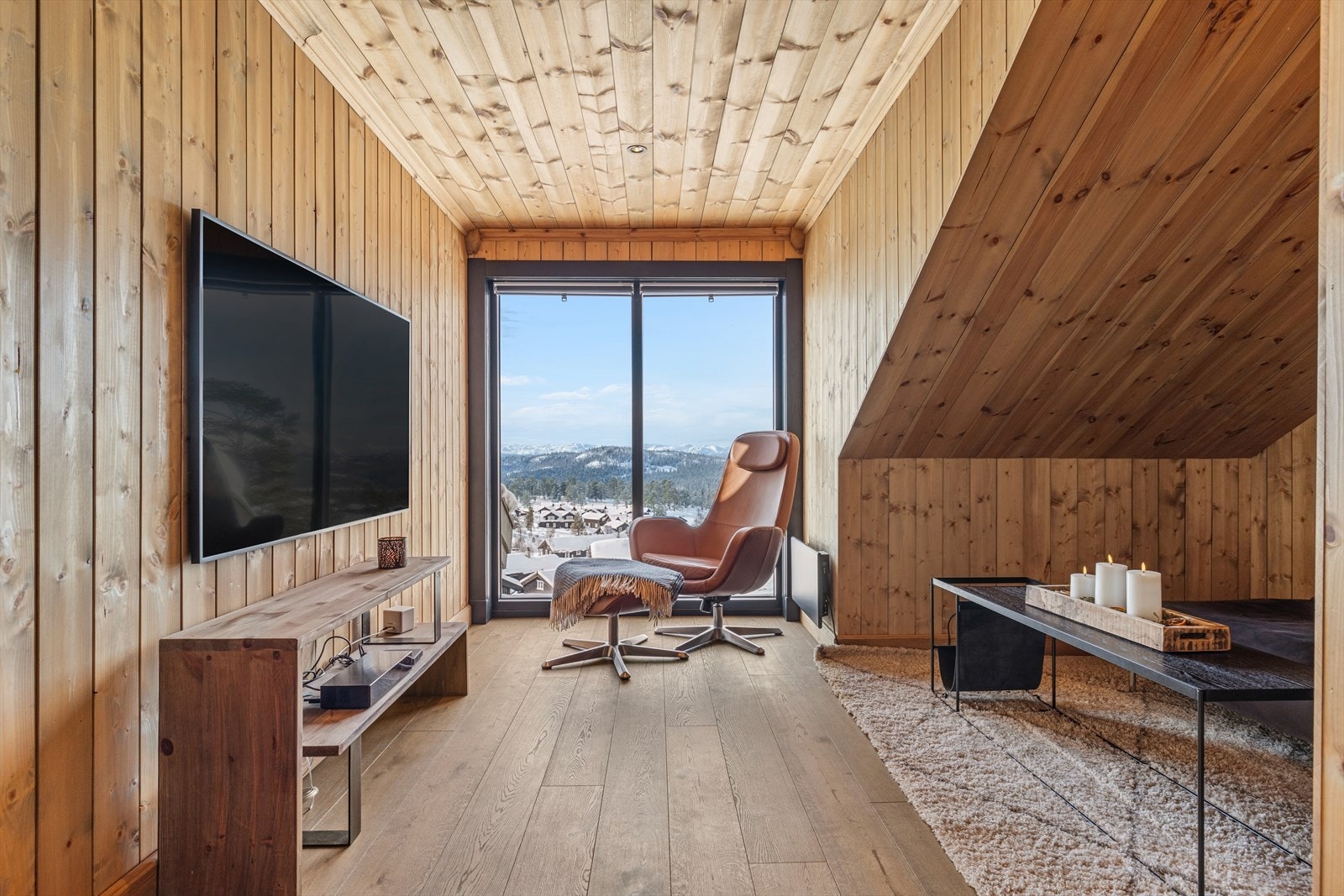 Loftstuen - ideell for avslapning, lek eller som ekstra stue for flere generasjoner. Galleribilde