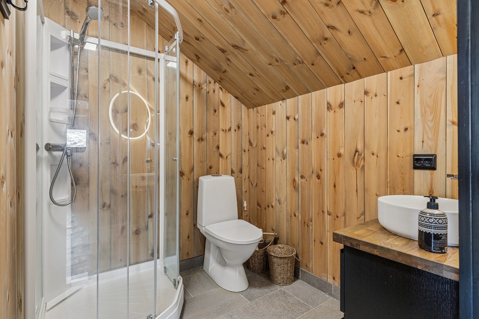 Bad i 2. etasje med moderne innredning, dusjkabinett. Galleribilde